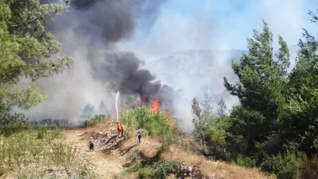 Silifke’de orman yangını yüzünden bazı evler boşaltıldı, yollar trafiğe