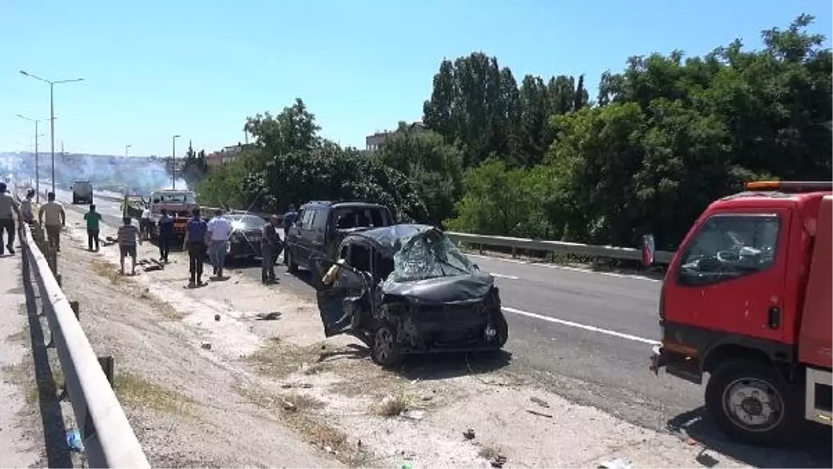 Silivri\'de freni boşalan tanker 6 otomobile çarptı: 7 yaralı