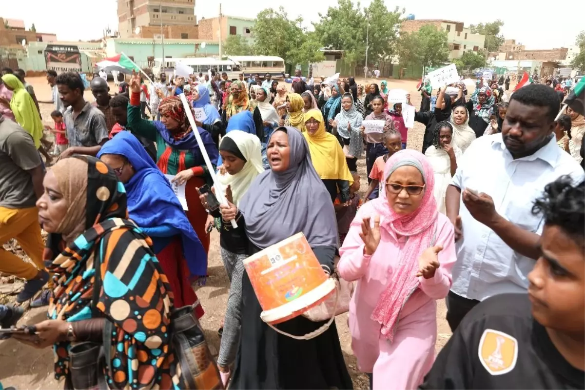 Sudan\'da halk cuntaya karşı ayaklandı, 5 gösterici hayatını kaybetti