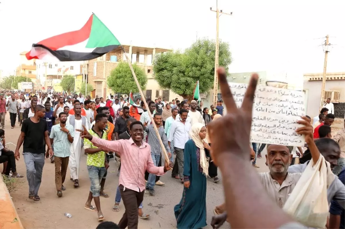 Sudan\'da halk cuntaya karşı ayaklandı, 5 gösterici hayatını kaybetti
