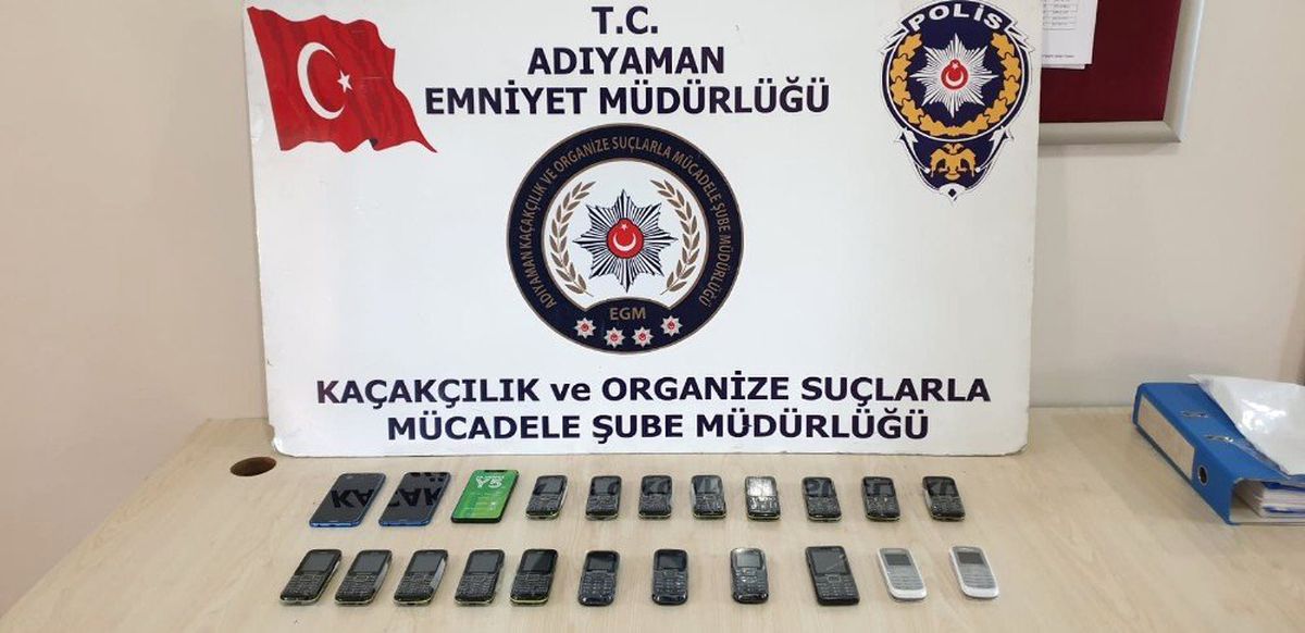 Şüpheli otomobilde kaçak cep telefonları ele geçirildi