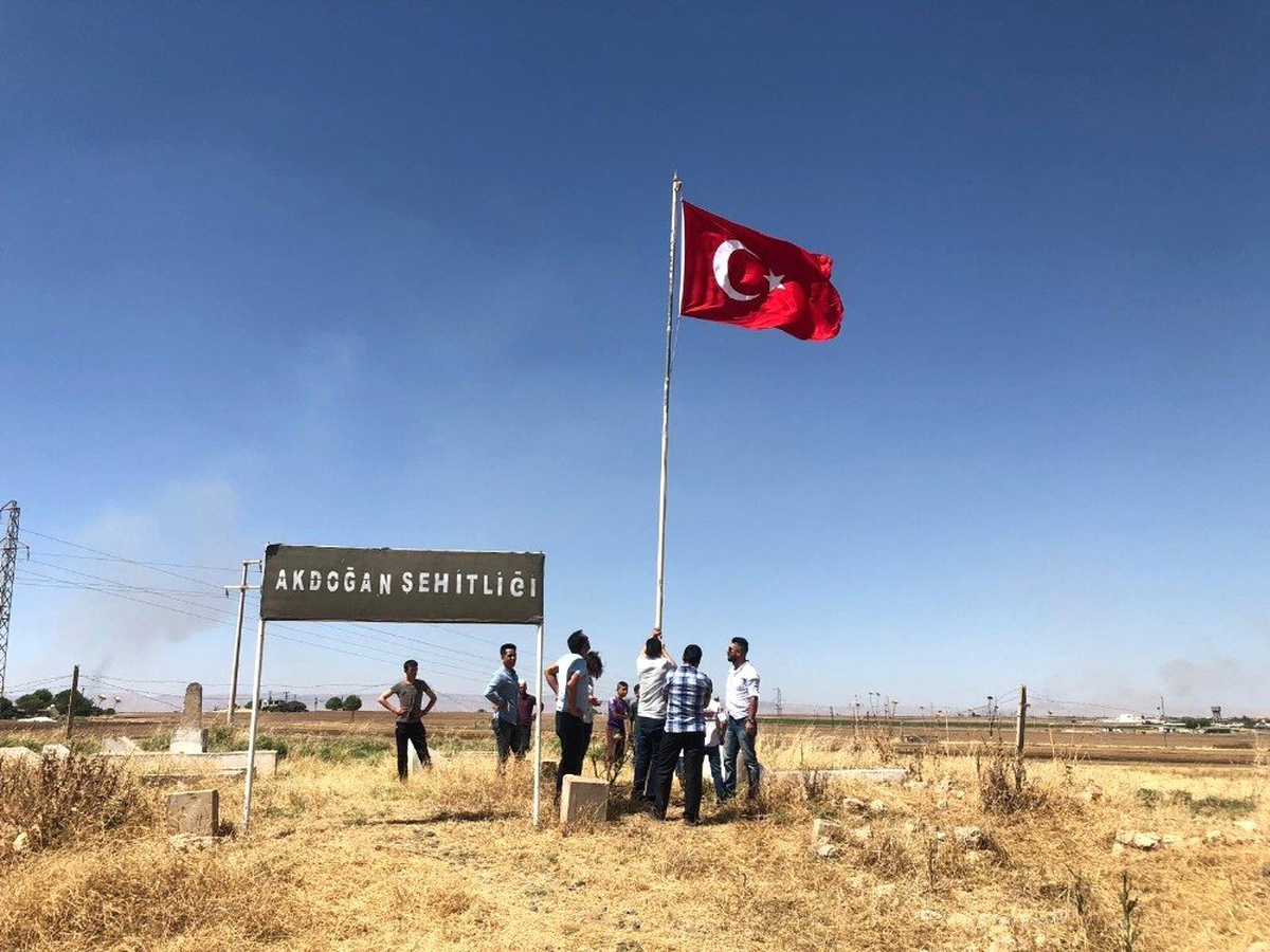 Suriye sınırındaki şehitliğe Türk bayrağı asıldı