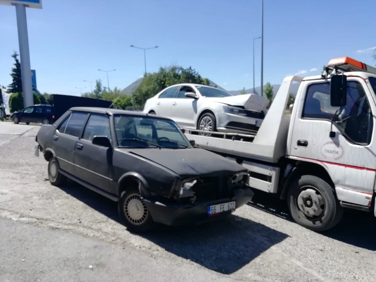 Talas Bulvarı\'ndaki kazada otomobiller büyük hasar gördü