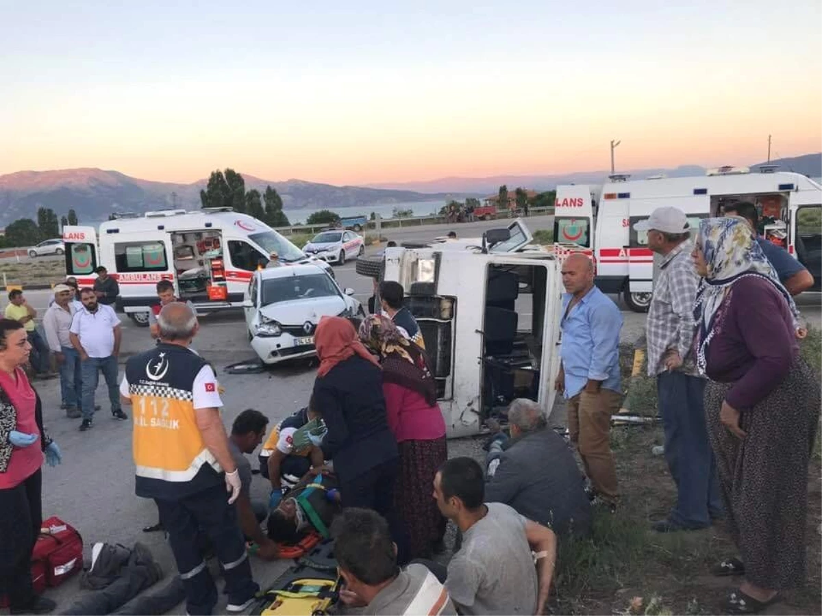 Tarım işçilerini taşıyan minibüs otomobille çarpıştı: 11 yaralı