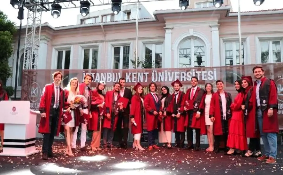 Üniversite öğrencileri geleceğe uğurlandı