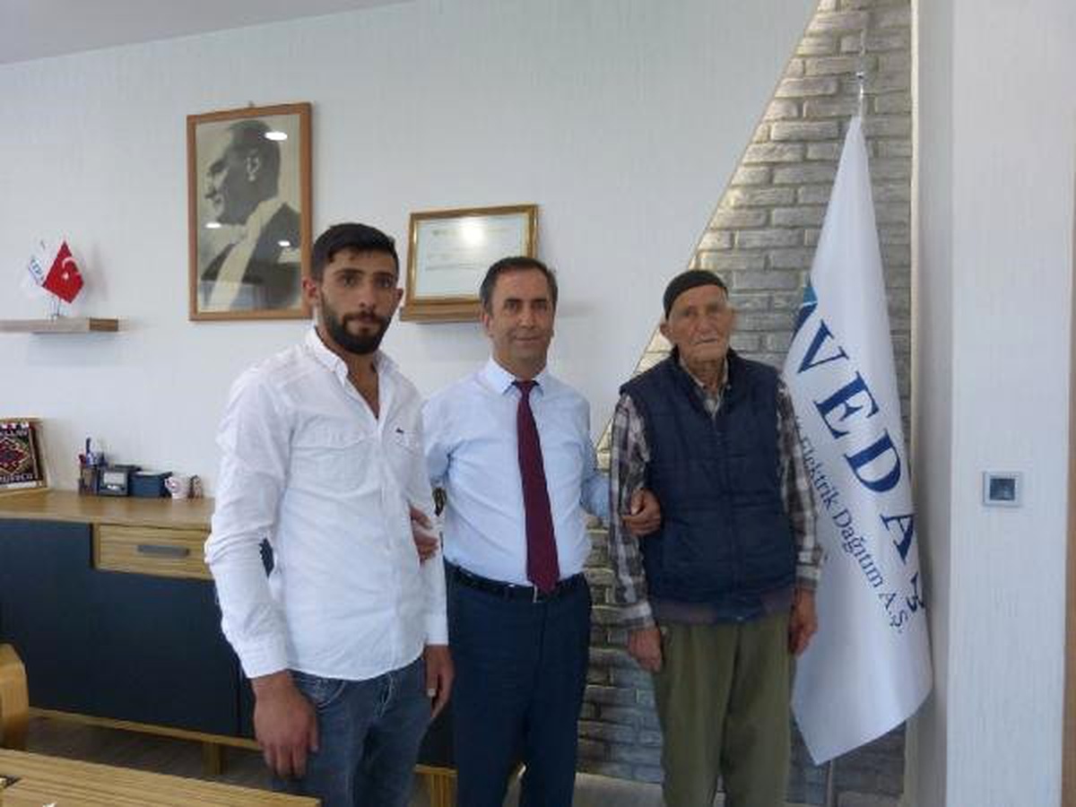 Yolda bulduğu parayı, elektrik faturası sayesinde sahibine teslim etti