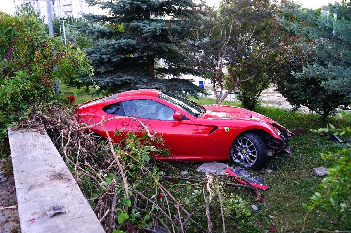 Yoldan çıkan Ferrari okulun bahçesine uçtu