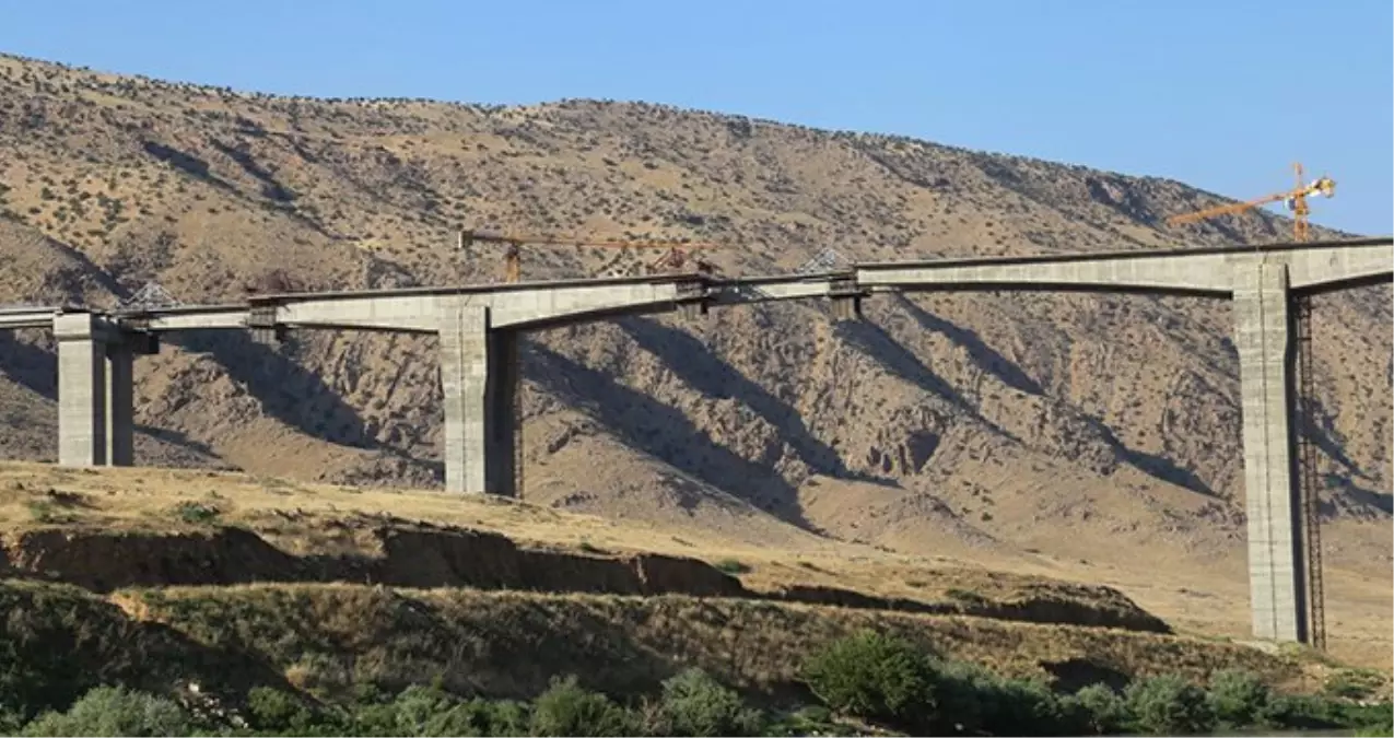 Yüzde 97\'si tamamlanan Hasankeyf-2 Köprüsü ay sonu tek yönlü hizmete açılacak