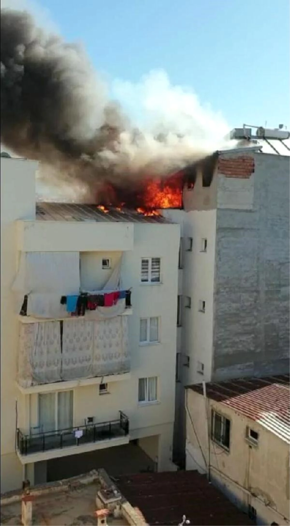 4 katlı öğrenci yurdunun çatısında yangın