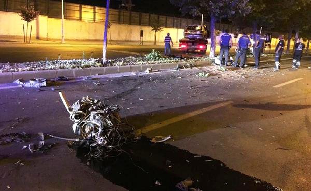 Ağaca çarpan otomobilin motoru fırladı: 3 yaralı