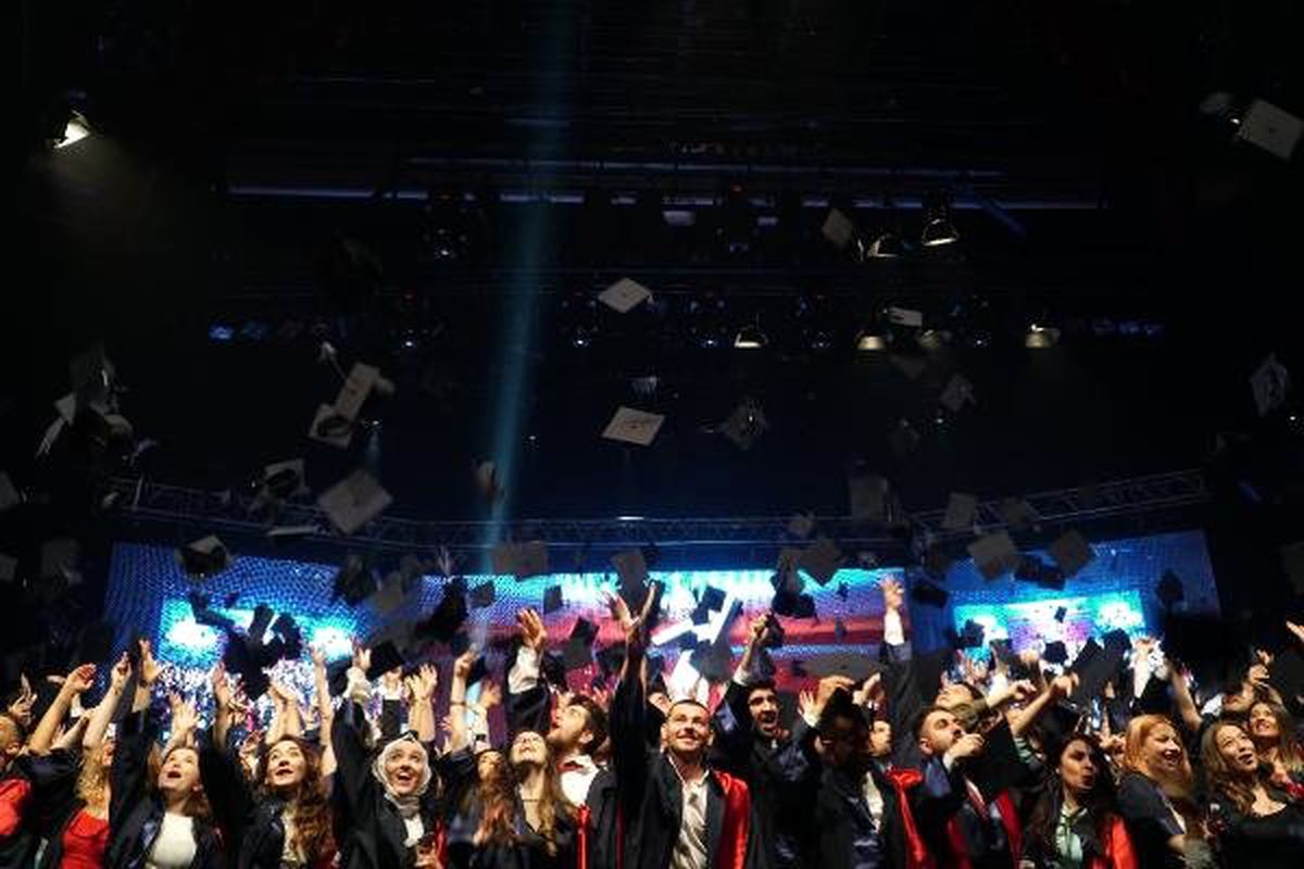Altınbaş Üniversitesi\'nde mezuniyet coşkusu