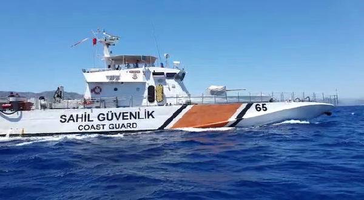 Arızalanan yattaki 12 kişiyi Sahil Güvenlik kurtardı