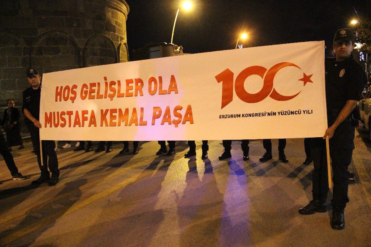 Atatürk\'ün Erzurum\'a gelişinin 100. yılı fener alayıyla kutlandı