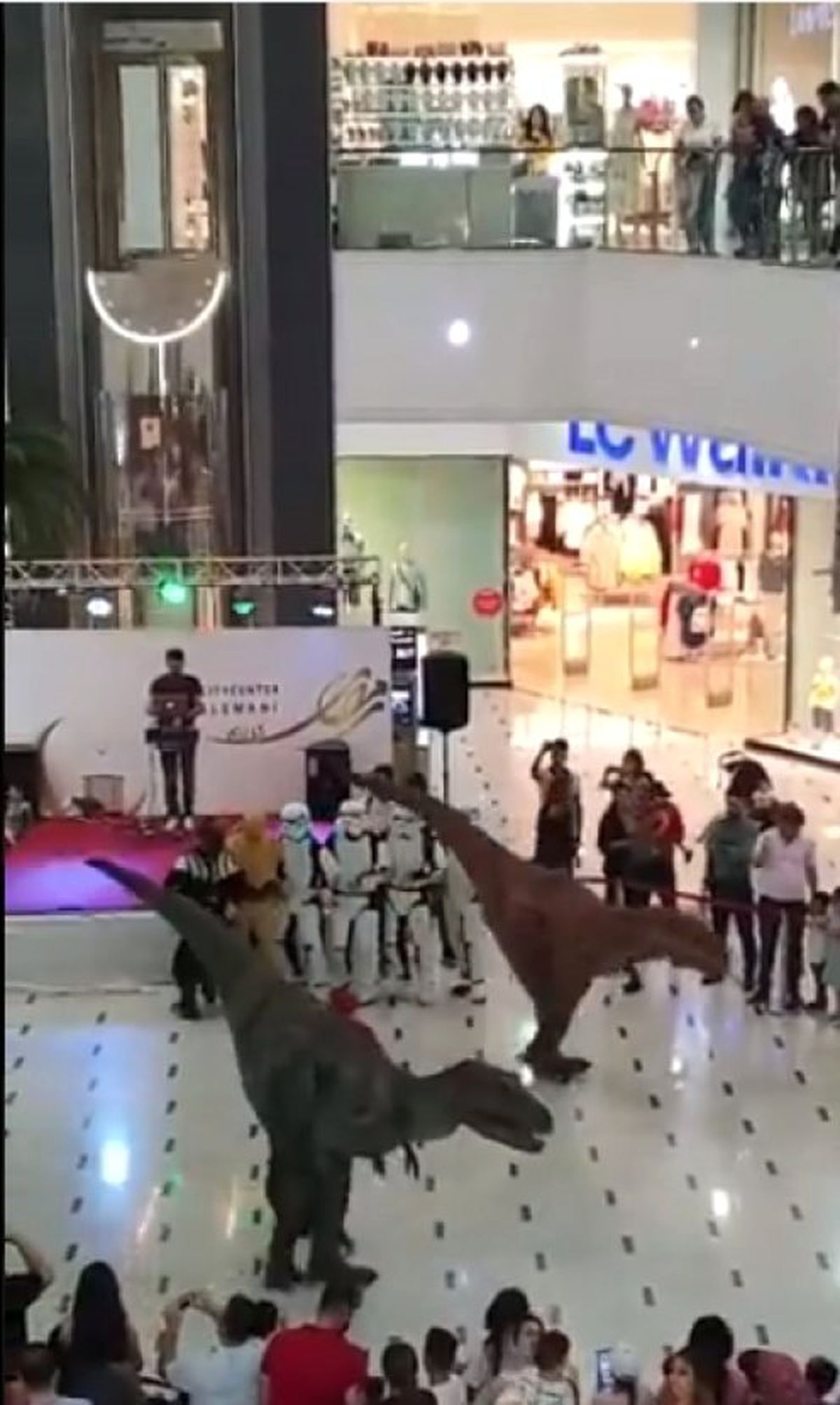 AVM\'de halay çeken dinazor ve süper kahramanlar