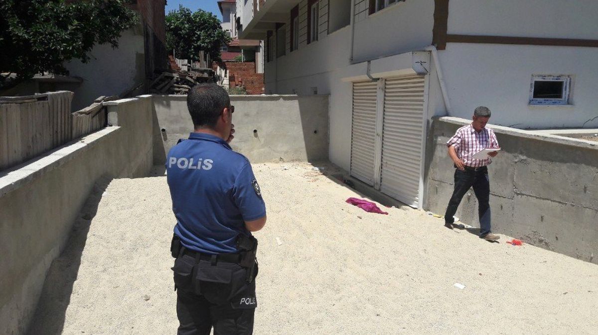 Bahçedeki duvardan düşen minik çocuk hayatını kaybetti