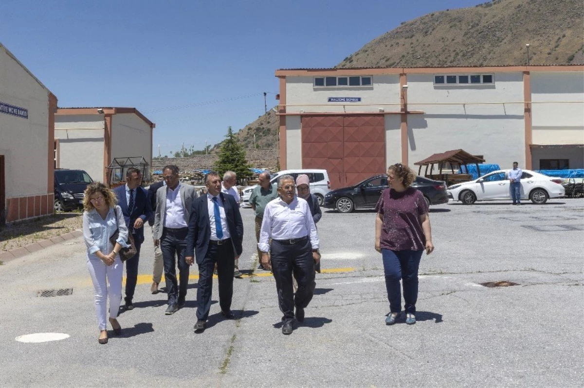 Başkan Büyükkılıç, Büyükşehir Belediyesi şantiyelerini gezerek çalışmaları takip etti