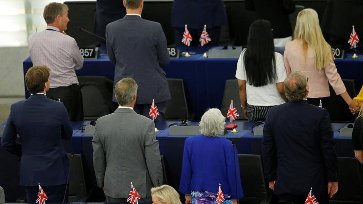 Brexit parlamenterleri Avrupa Birliği Marşı\'nı sırtını dönerek protesto etti