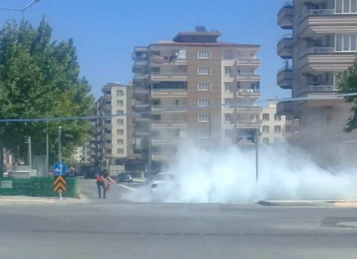 Cadde ortasında alev alan otomobili vatandaşlar söndürdü