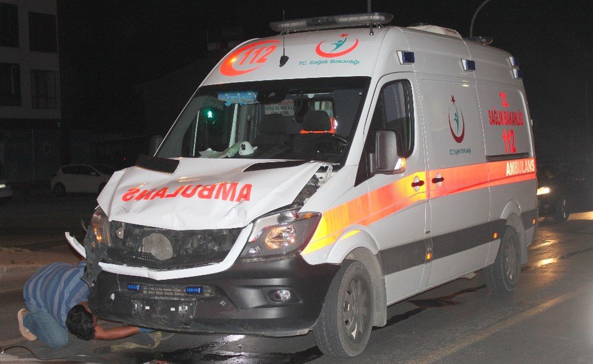 Can kurtarmaya giden 112 ekibi motosiklete çarptı: 2 yaralı