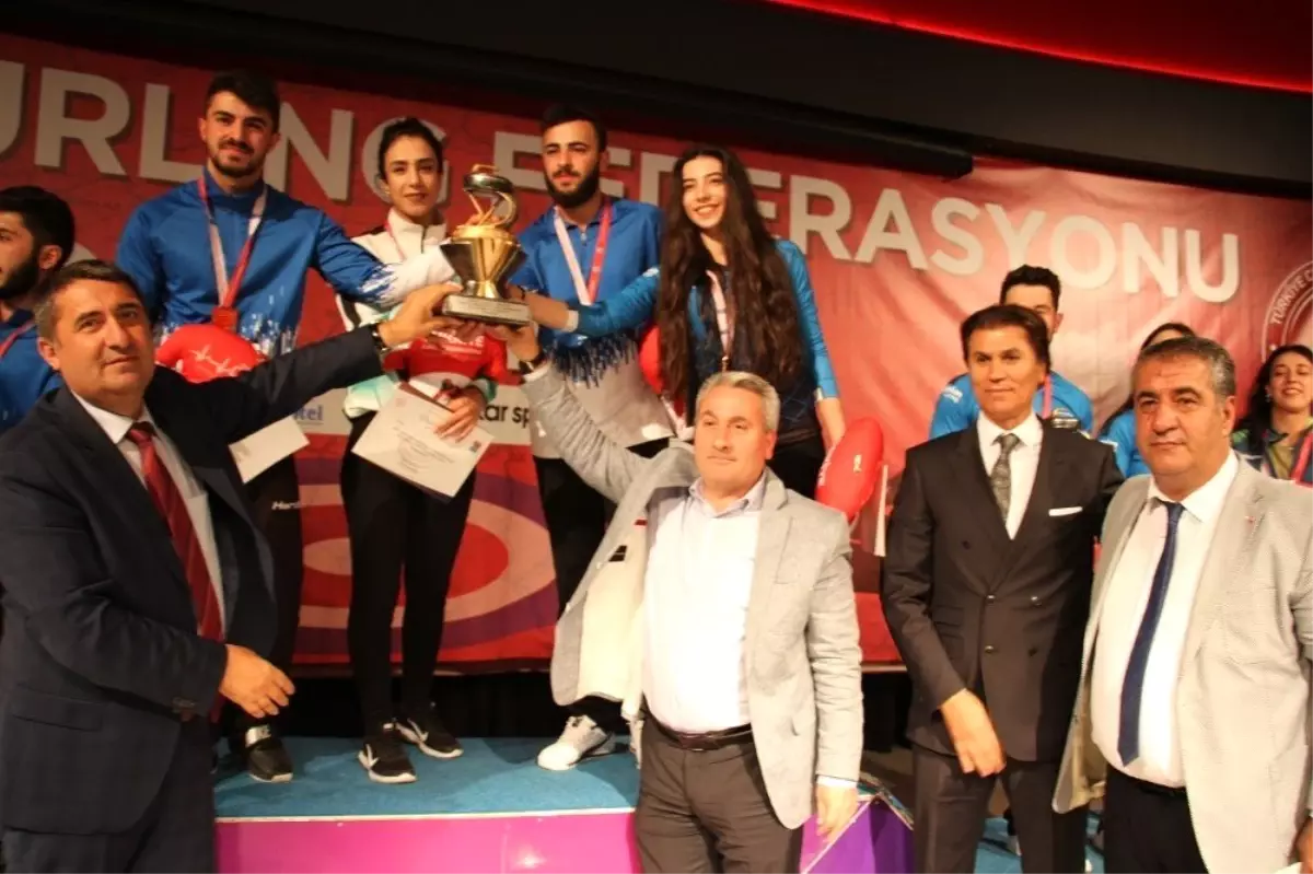 Curling şampiyonlarına görkemli tören