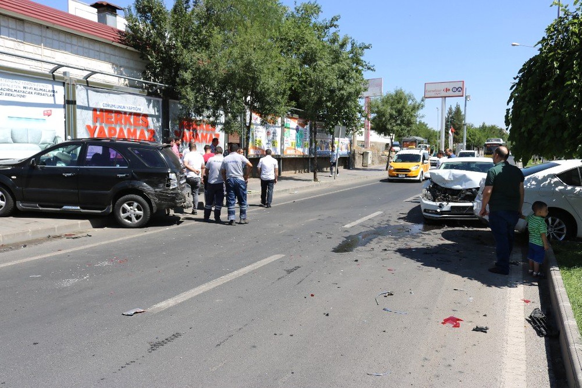 Diyarbakır\'da zincirleme trafik kazası: 3 yaralı
