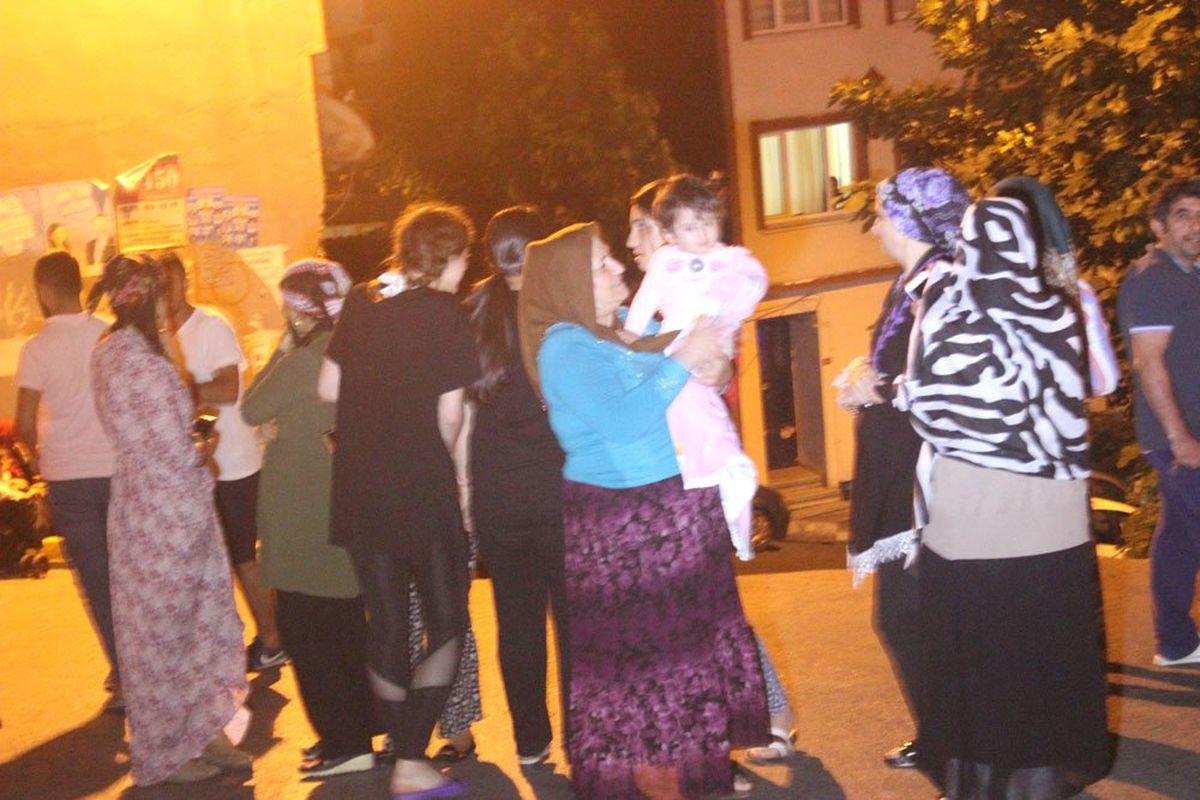 Doğalgaz kaçağı mahalleyi sokağa döktü