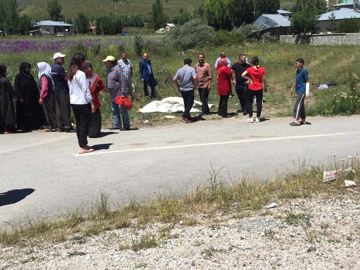 Erzincan\'da feci kaza: 3 ölü, 6 yaralı