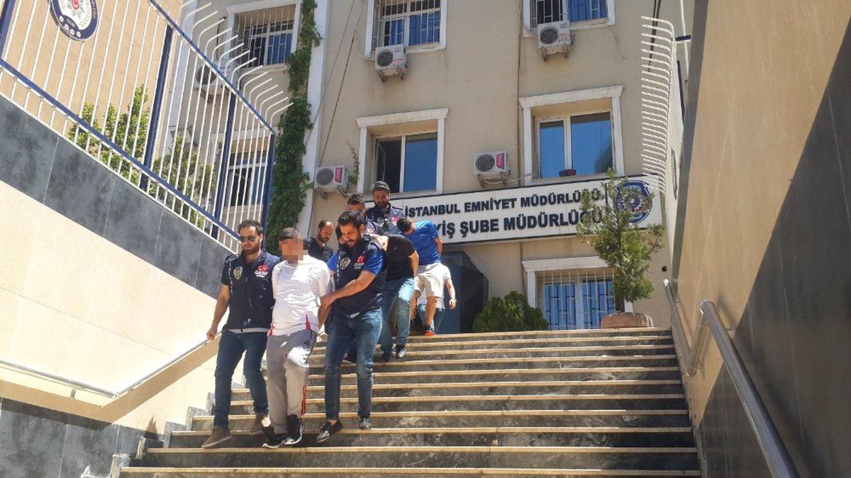 Esenyurt\'ta sahte polislerden gasp