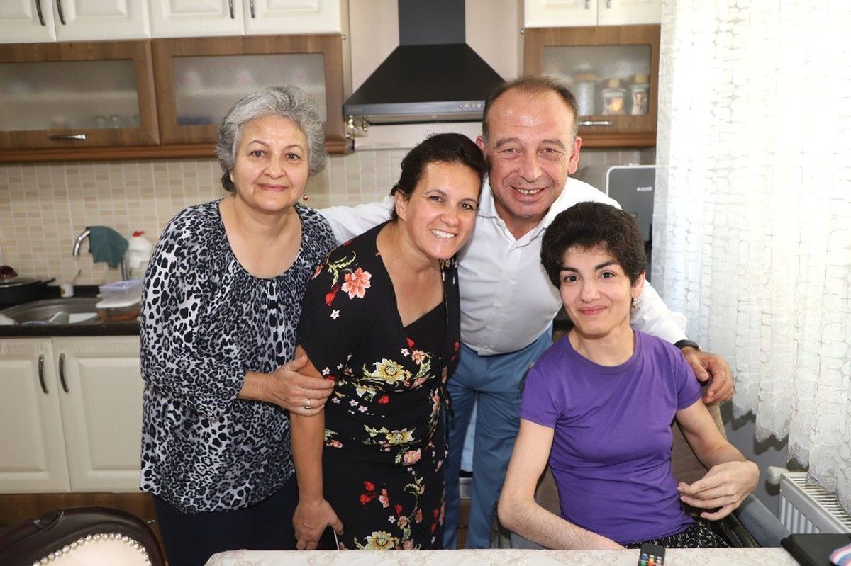 Eski Başkan Kırdar\'ın anısına akülü araba desteği
