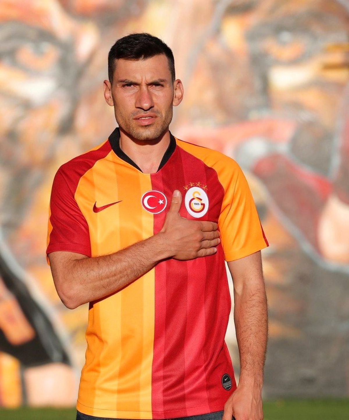 Galatasaray, Şener Özbayraklı ile 2 yıllık sözleşme imzaladı