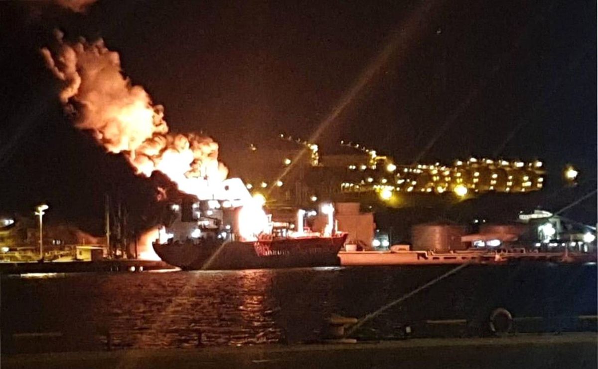 Gemi yangını: 1 ölü, 15 yaralı