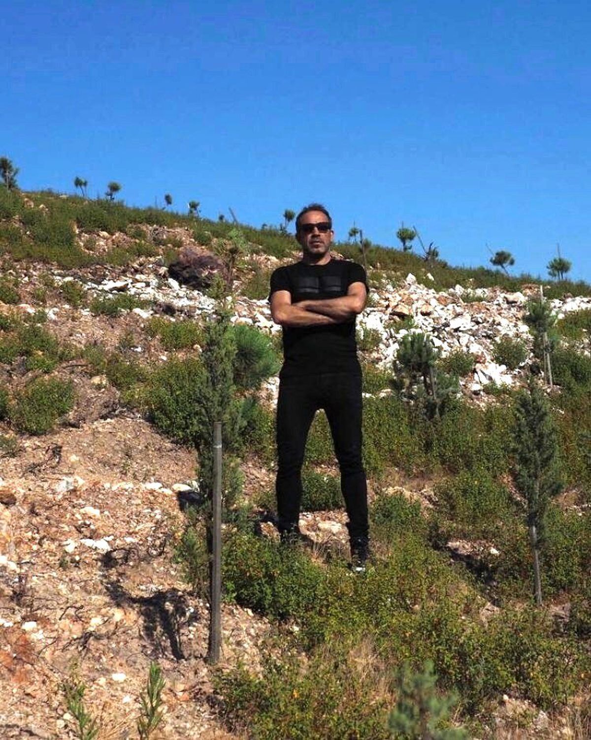 Haluk Levent Ayvalık\'ta diktiği ağaçları kontrol etti