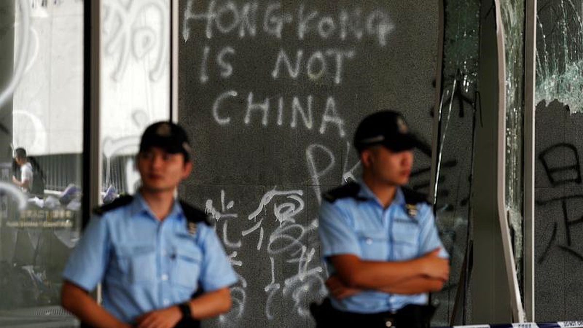 Hong Kong lideri meclisi basan göstericileri kınadı, polis parlamentonun kontrolünü geri aldı