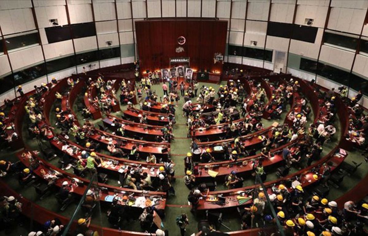 Hong Kong yönetiminden Meclisi basan protestoculara kınama