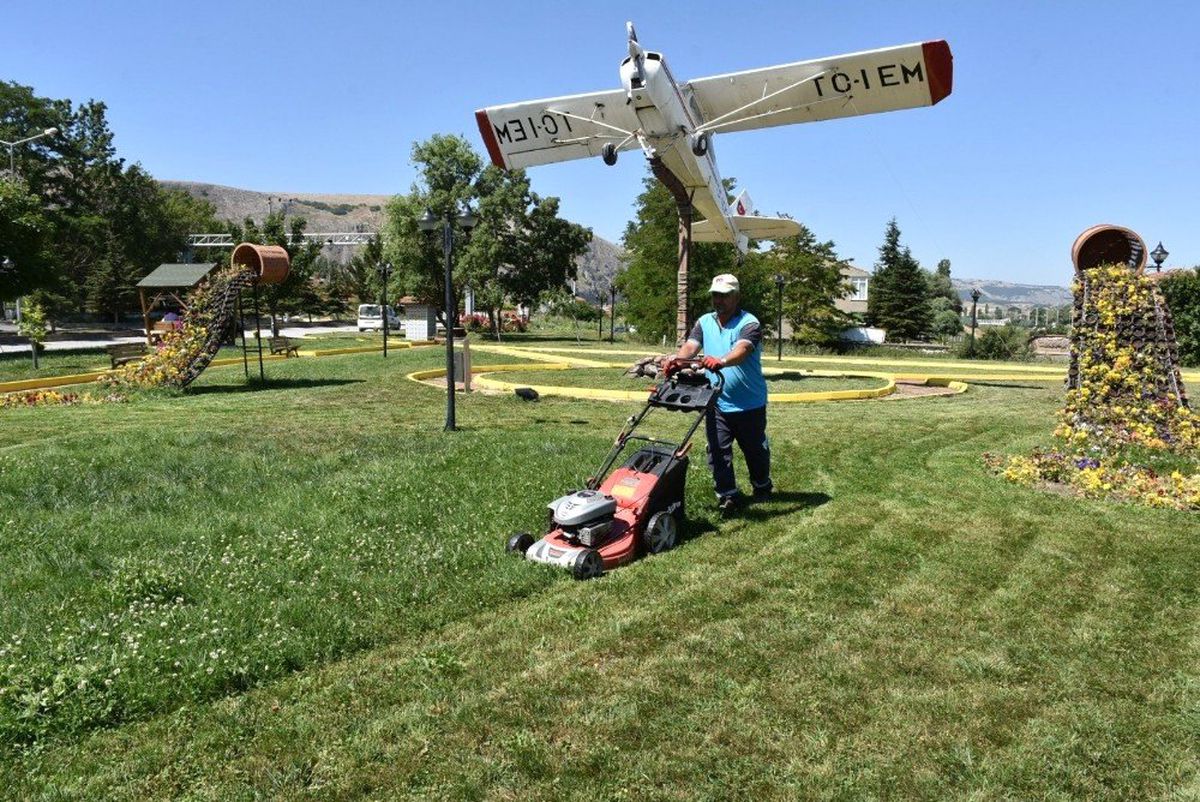 İnönü\'de park ve bahçe çalışmalarını sürdürüyor