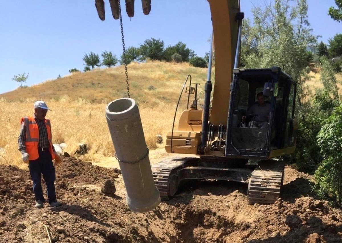 Kanalizasyon hattı döşeme çalışması yapılıyor