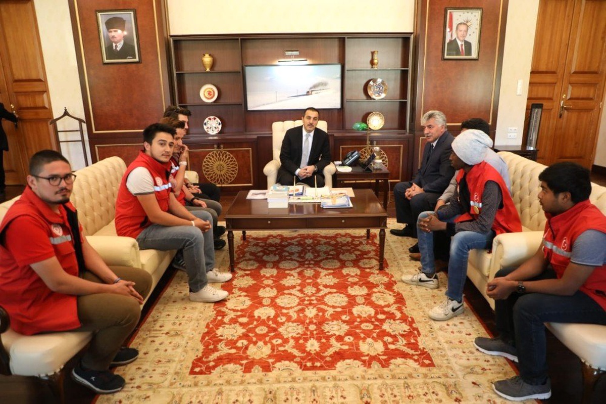Kars Valisi Öksüz, 40 öğrenciyi makamında ağırladı