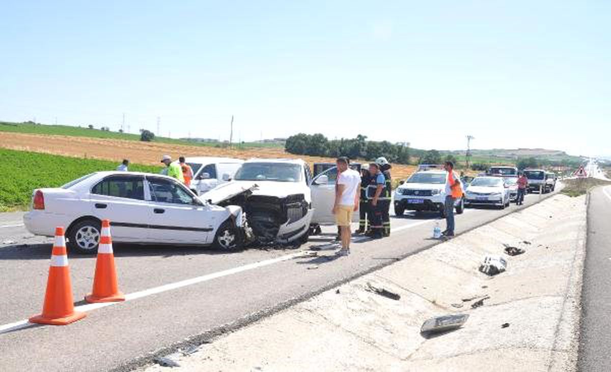Karşı şeride geçen otomobil, 2 araca çarptı: 6 yaralı