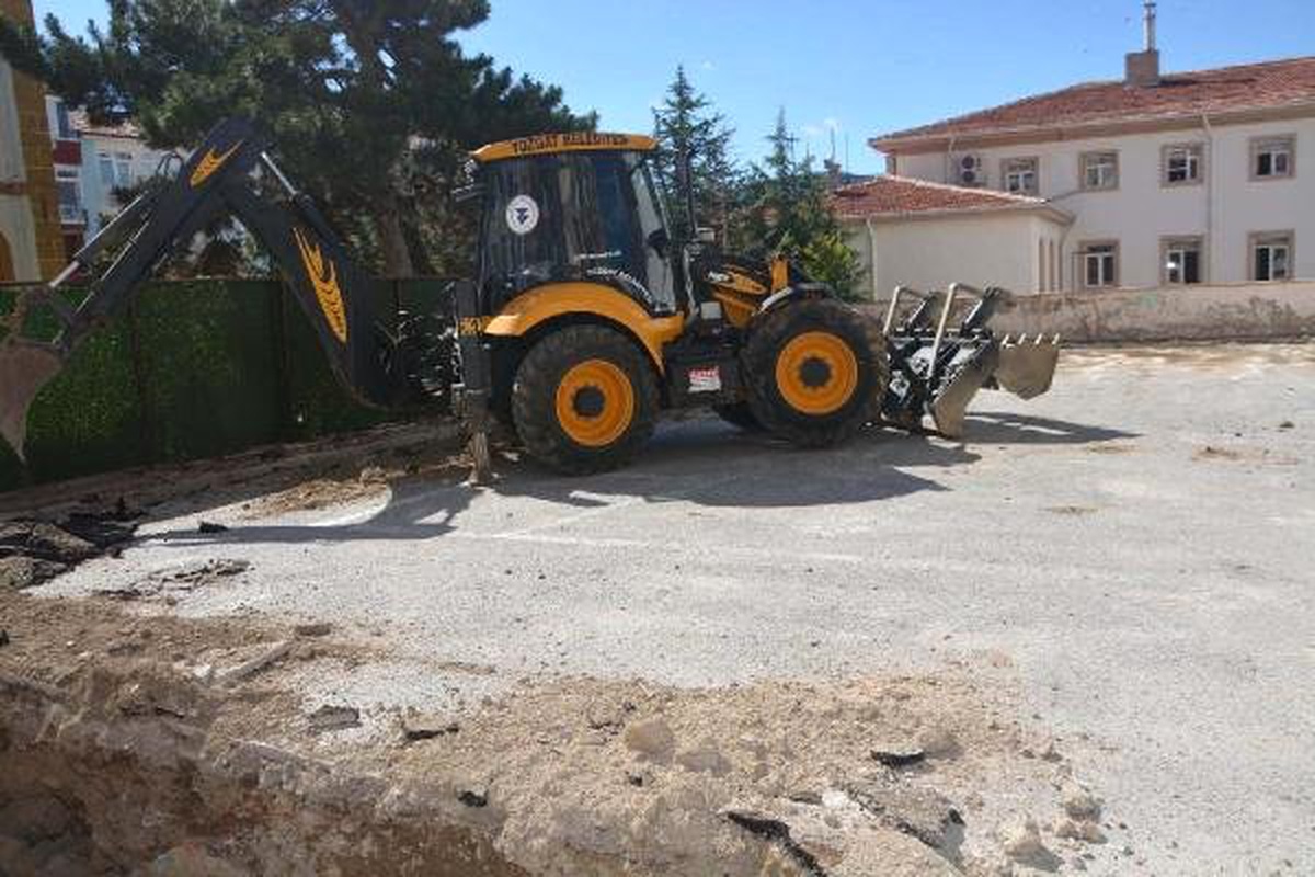 Kendi halı sahalarını yapan çocuklara halı saha yapılıyor