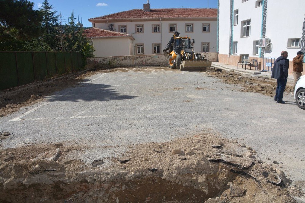 Kilimlerden kendi sahalarını yapan çocuklar için halı saha yapılıyor