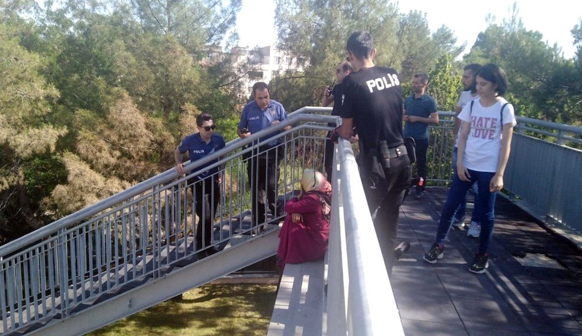 Korkuluklarda oturan kadın ekipleri harekete geçirdi