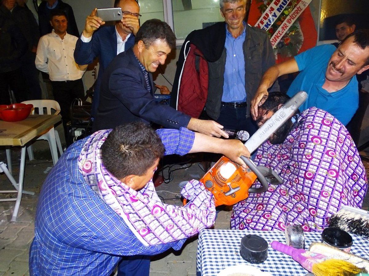 Köy düğününde motorlu testere ile tıraş