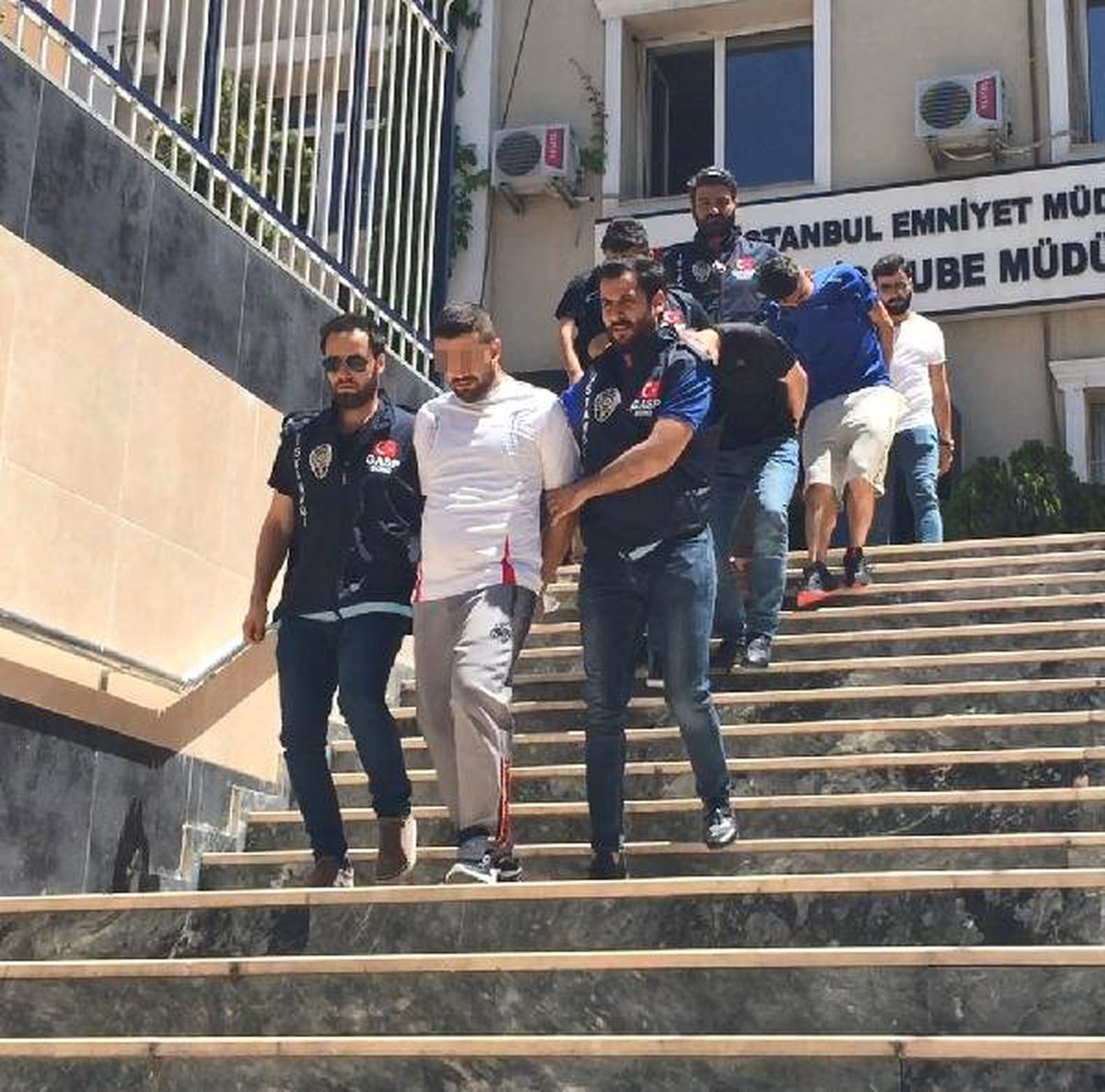 Libyalı turisti "polisiz" diyerek gasp eden şüpheliler yakalandı