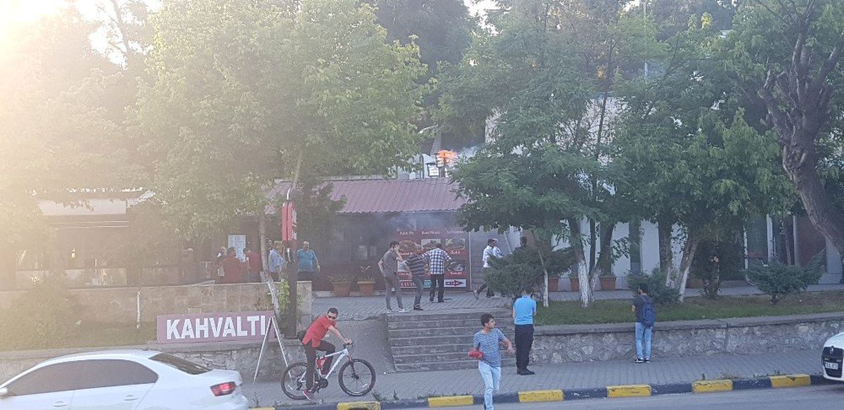 Lokantada yangın çıktı, onlar yemeklerine devam etti