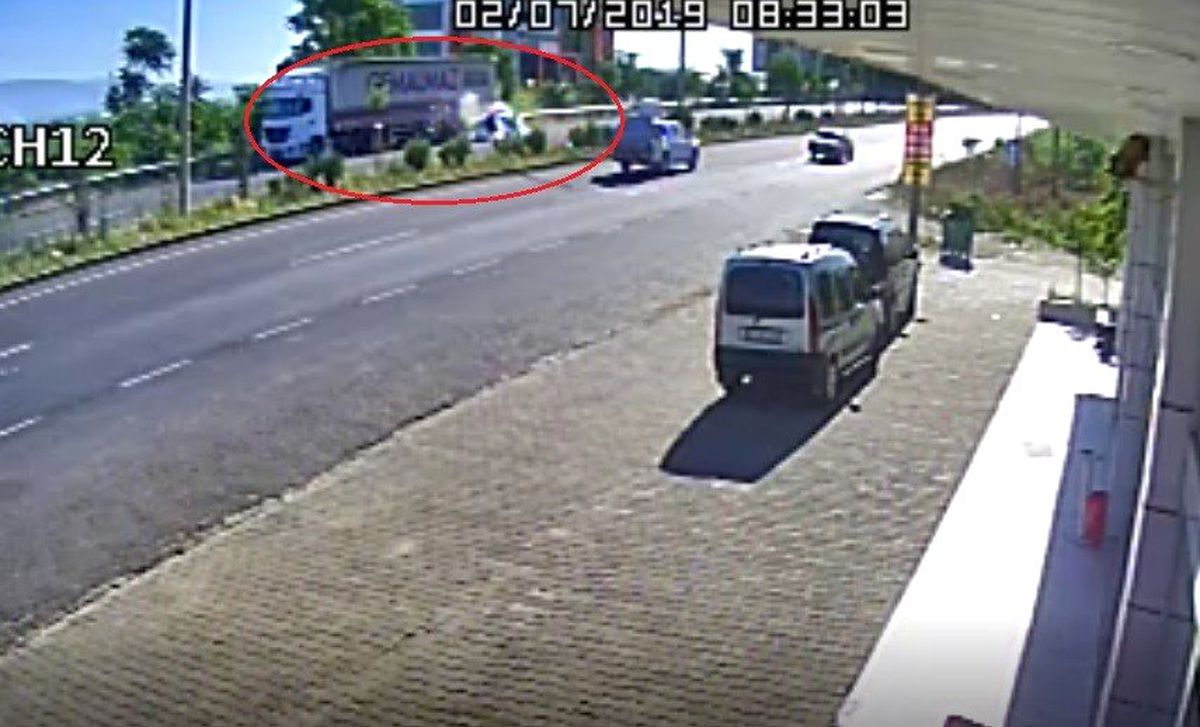 Manisa\'da bir aileyi yok eden kaza anı güvenlik kamerasında