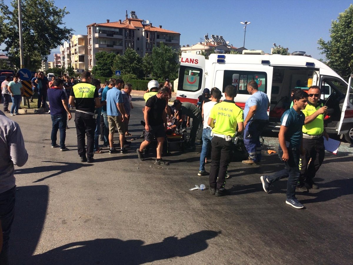 Minibüsle çarpışan motosikletin sürücüsü yaralandı