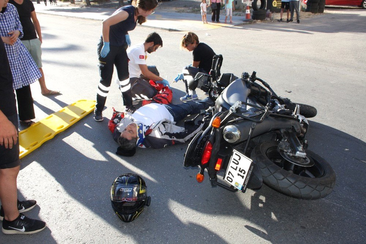 Motosiklet sürücüsü kask sayesinde hayata tutundu