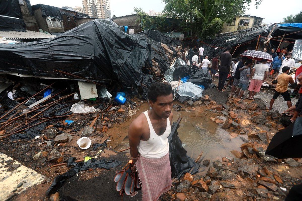 Mumbai\'de yağış nedeniyle duvar çöktü: 15 ölü, 69 yaralı