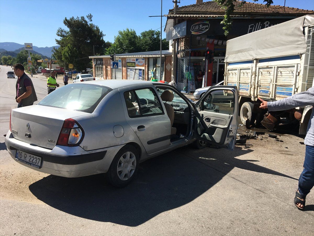 Osmaneli\'de trafik kazası: 3 yaralı
