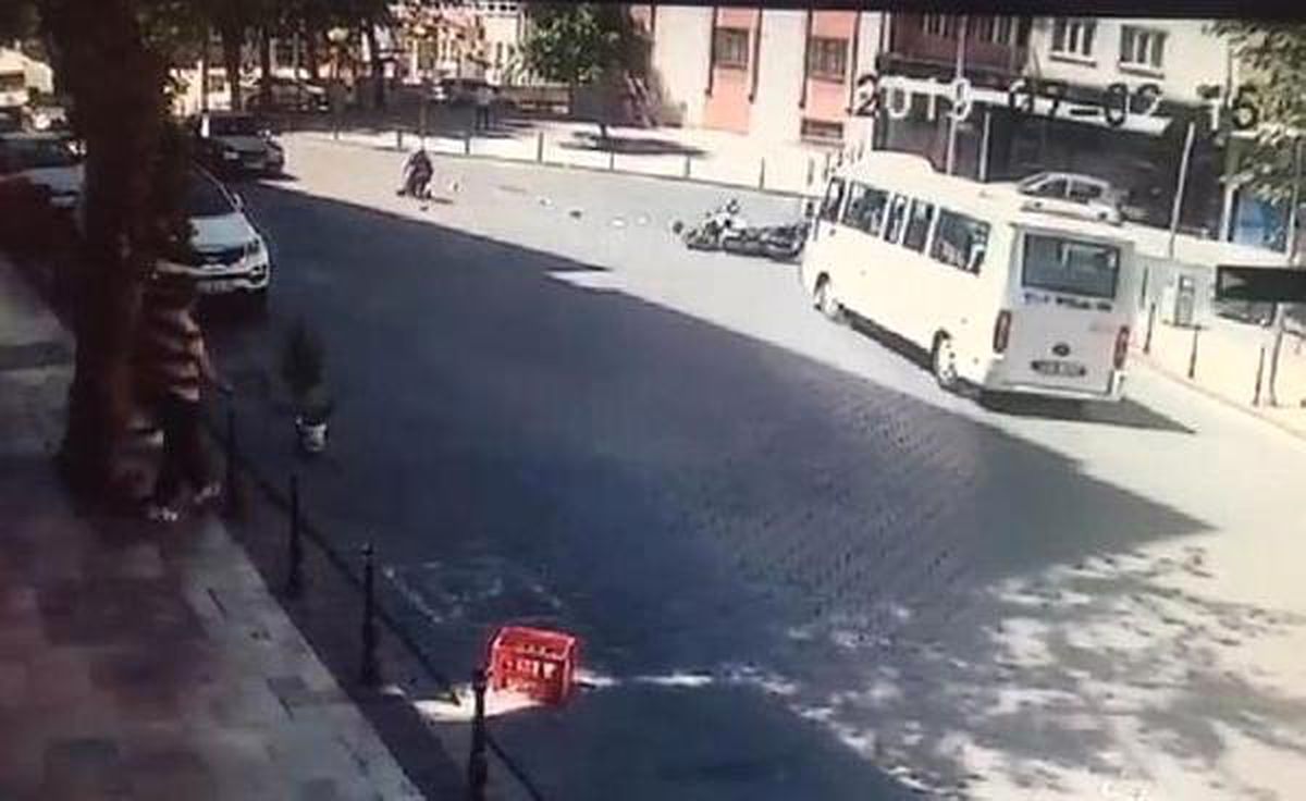 Otomobile sürtüp, devrilen motosikletli polis memuru yaralandı